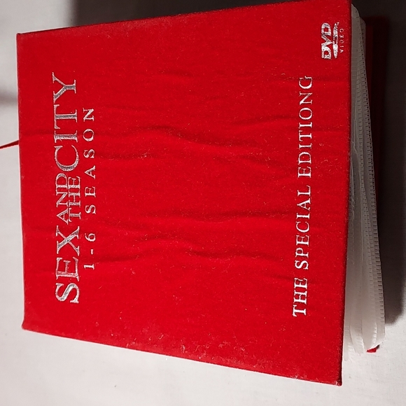 Sex and the City Seasons 1 - 6 In Red Velvet-like Case Special Edition DVDs - Picture 4 of 15
